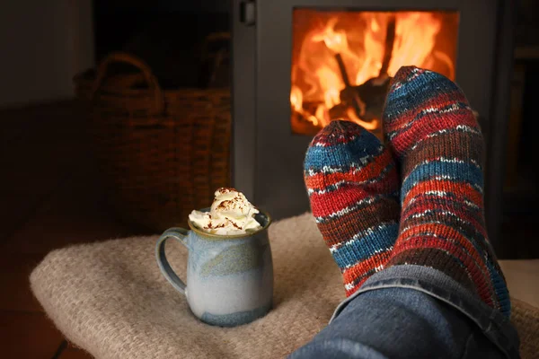 Pies Calcetines Lana Hechos Mano Chimenea Una Taza Bebida Caliente — Foto de Stock