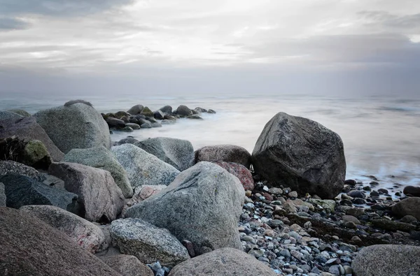 Kamienie Wybrzeżu Morza Miękkie Fale Przez Długi Czas Ekspozycji Kopiować — Zdjęcie stockowe