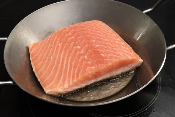 Fresh Salmon Fillet Fried Iron Pan Stove Selected Focus Narrow — Stock Photo, Image