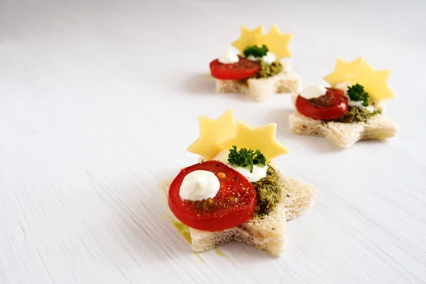 Canapés Creativos Navidad Forma Estrella Con Tomate Pesto Queso Fondo — Foto de Stock