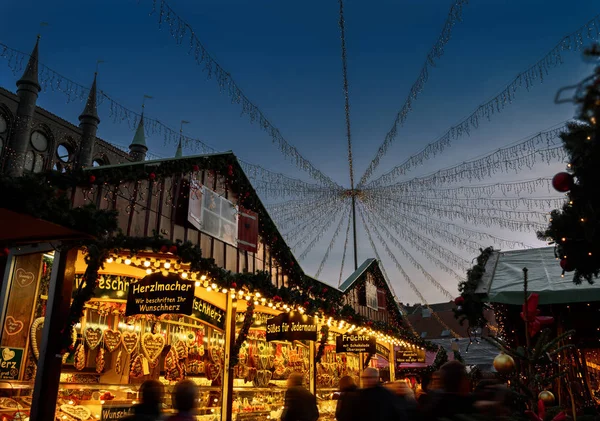 Pasar Natal Dengan Gerakan Mengaburkan Orang Orang Balai Kota Luebeck — Stok Foto