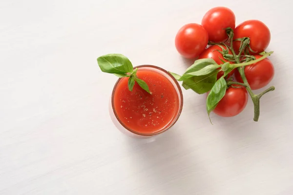 Jus Tomate Frais Dans Verre Avec Garniture Basilic Sur Une — Photo