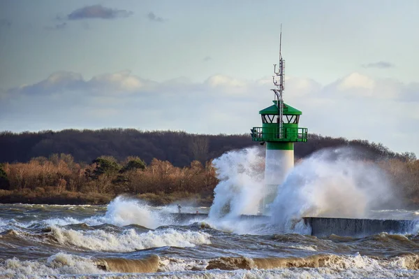 Faro Durante Tormenta Aerosol Salpicaduras Travemuende Destino Turístico Mar Báltico — Foto de Stock