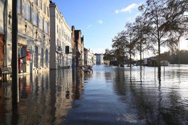 Mantova, Almanya, 2 Ocak 2019: Görülmemişlerdi, nehir Trave tarihi eski şehir Mantova, Almanya, mavi gökyüzü, kopya alanı