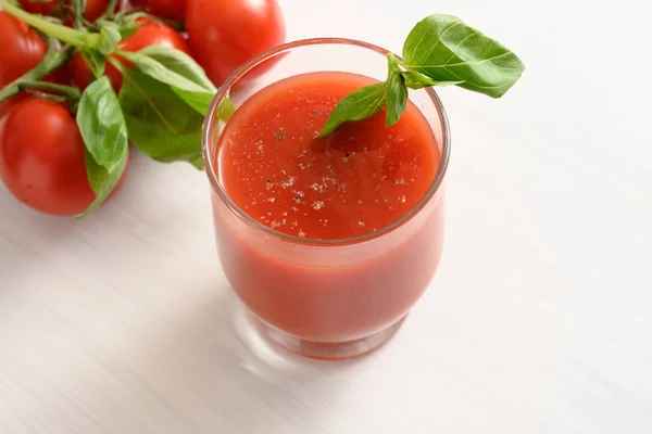 Jus Tomate Frais Dans Verre Avec Garniture Basilic Sur Une — Photo