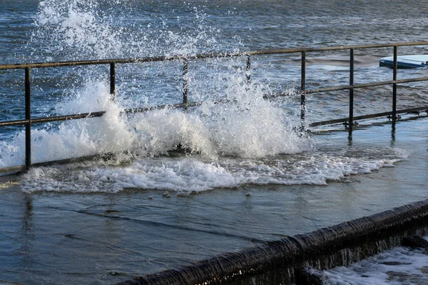 高水は トラーヴェミュンダーに位置 ドイツの コピー スペースでバルト海の嵐スプレーと水しぶき 岸壁を氾濫します — ストック写真