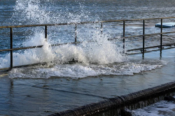 Les Hautes Eaux Inondent Quai Avec Des Embruns Des Éclaboussures — Photo