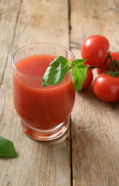 Jus Tomate Frais Dans Verre Boire Avec Garniture Basilic Sur — Photo