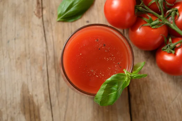 Jus Tomate Frais Dans Verre Boire Avec Garniture Basilic Sur — Photo