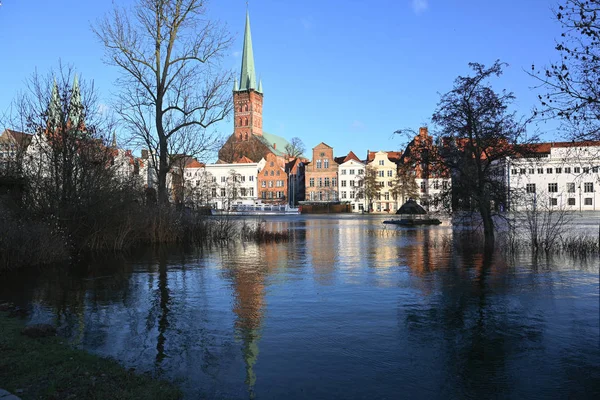 有名な観光の町のリューベック ドイツ 青い空 コピー領域のトラーベ川のリューベック ドイツ 2019 高い水 — ストック写真