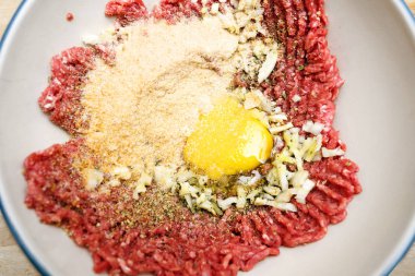 yumurta, ekmek kırıntıları ve baharat yukarıdan, bir kapta kıyma hazırlık için köfte, yemek odak seçili