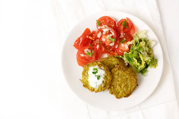 Broccoli Pannenkoeken Met Yoghurt Dip Sla Tomaat Gezonde Voeding Vermageren — Stockfoto