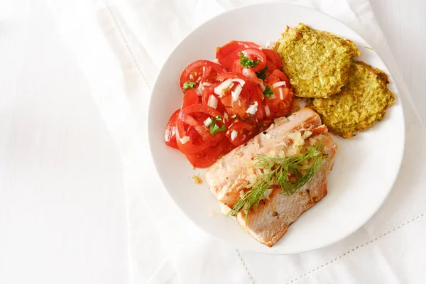 Stekt Lax Med Vegetabiliska Pannkakor Och Tomater Lowcarb Dietmat Vitt — Stockfoto