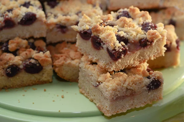 Hausgemachter Streuselkuchen Mit Kirschen Auf Grünem Teller Ausgewählter Fokus Enge — Stockfoto