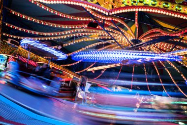 hızlı lunapark sürmek atlıkarınca Noel pazarı, bulanık hareket, arka plan, kopya alanı ile uzun pozlama