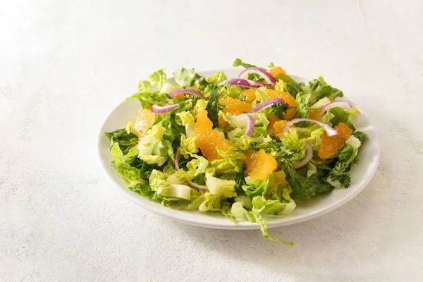 Insalata Sana Mandarini Lattuga Con Cipolle Rosse Piatto Bianco Sfondo — Foto Stock