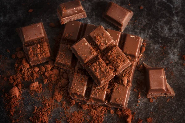 チョコレートおよびココア粉ダーク スレート板 上から高角度のビューにフォーカスを選択 — ストック写真