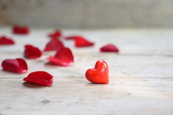 Corazón Rojo Hecho Vidrio Pétalos Rosa Sobre Fondo Madera Gris —  Fotos de Stock