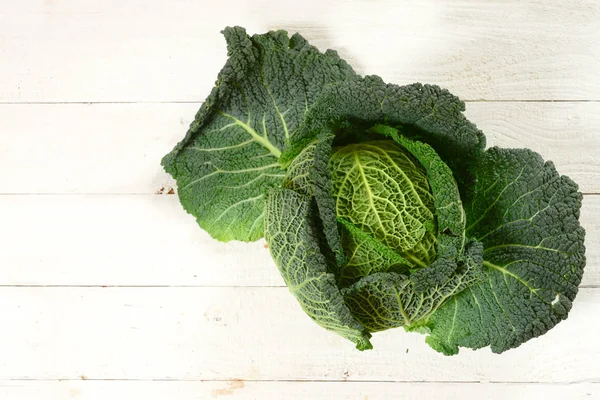 Yeşil Savoy Lahana Bir Sağlıklı Kış Sebze Bütün Kafasına Rustik — Stok fotoğraf