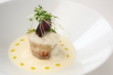 Pike rulo pancar ve tere garnitür derin beyaz kase, kopya alanı, seçilen odak, dar alan derinliği bir krem sos ile