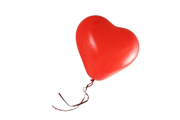 Balão vermelho em forma de coração isolado em um fundo branco, símbolo do amor — Fotografia de Stock