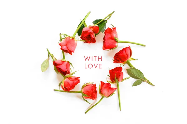 Кольцо из красных роз, выделенных тенями на белом фоне, текст с любовью — стоковое фото