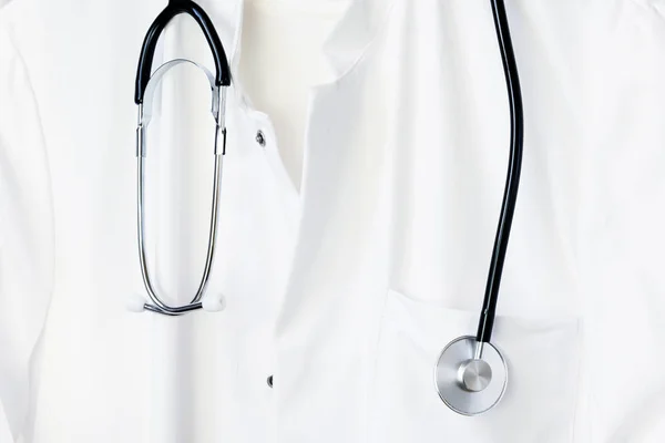 Biały medycznych lekarz lub lekarz fartuch z stetoskop — Zdjęcie stockowe