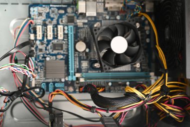 açık bir bilgisayar, anakart, soğutucu ve kabloları masaüstü pc kule içine görüntülemek