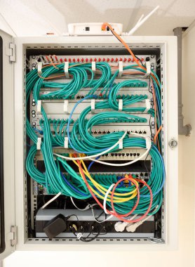 ağ sunucusu kabine raflar, kablolar, optik çizgileri, ethernet anahtarları ve kablosuz bir yönlendirici veri odasında