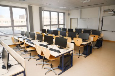 Monitör ve klavyeler öğrenciler ve okul bilgisayar laboratuvarında öğrenciler için bilgisayar sınıf