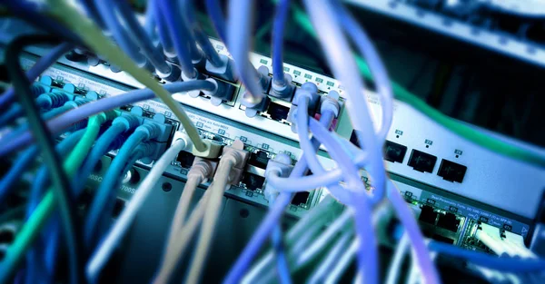 Netzwerk-Server-Panel mit buntem Ethernet-Kabel an Switches — Stockfoto