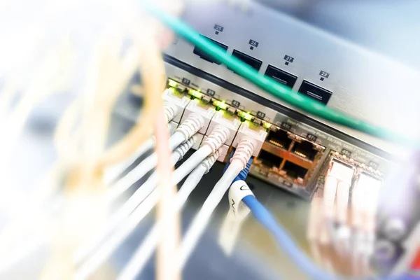 Netzwerk-Server-Rack mit Ethernet-Kabeln auf Switches in einem Rechenzentrum — Stockfoto