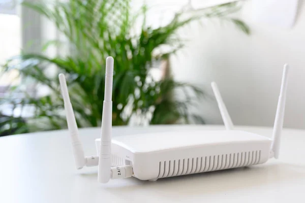 Άσπρο ασύρματο router στο internet σε ένα τραπέζι στο γραφείο, αντίγραφο χώρου — Φωτογραφία Αρχείου