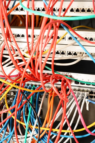 Netwerk paneel van de server van een school met kleurrijke ethernet-kabel op switches — Stockfoto
