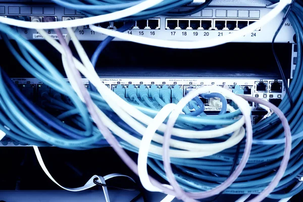 Netzwerk-Server-Rack mit bunten Kabeln und Ethernet-Switches im Rechenzentrum, Farbeffekt — Stockfoto