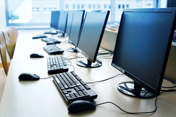 Ordenador PC espacios de trabajo en fila para los trabajadores creativos, programador o estudiantes en una gran oficina —  Fotos de Stock