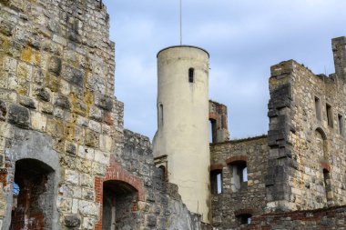 kale de kule bulutlar ile mavi bir gökyüzüne karşı Güney Almanya'da Heidenheim an der Brenz tepesinde Hellenstein harabe, kopya uzay