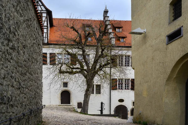 Binnenplaats met kale boom en fontein het kasteel Hellenstein op de heuvel van Heidenheim an der Brenz in Zuid-Duitsland tegen een blauwe hemel met wolken Kopieer ruimte — Stockfoto