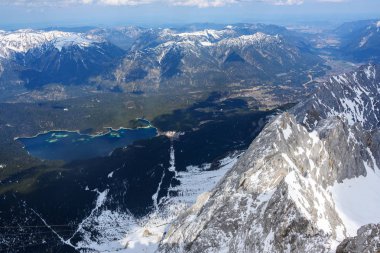 Bavyera Alpleri Garmisch-Patenkirchen yakınlarındaki Eibsee göl vadisinde dağdan görünümü, Almanya, kopya alanı