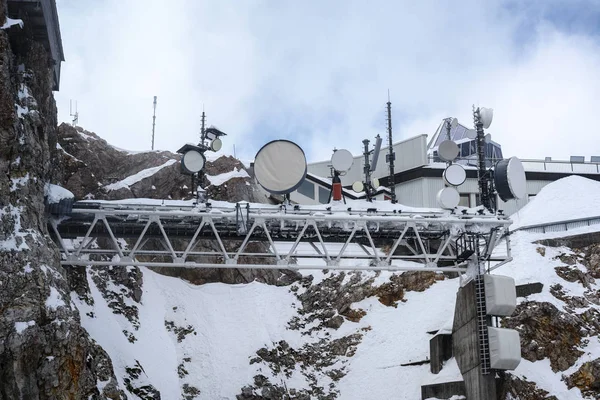 Meteorologisk vejrstation på Zugspitze, det højeste bjerg i Tyskland i de bayerske alper på en overskyet dag, kopieringsrum - Stock-foto