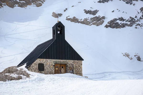 Chapelle de Marie, église sur la Zugspitze, la plus haute montagne d'Allemagne dans les Alpes bavaroises enneigées près de Garmisch Patenkirchen, espace de copie — Photo