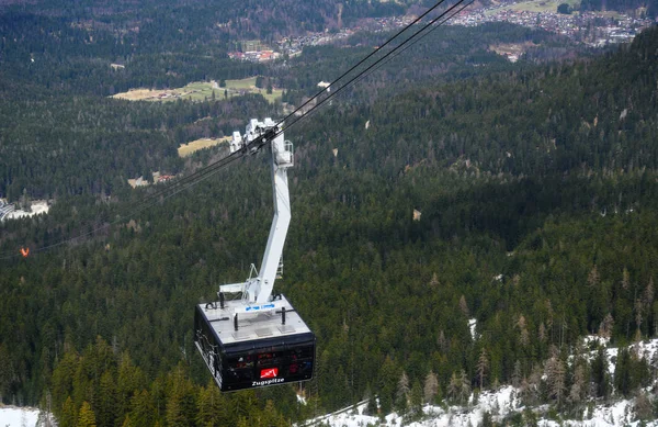 Zugspitze, Німеччина, 3 квітня 2019: ropeway gondola або кабельне авто з великою кількістю туристів їдуть до Zugspitze, найвищої гори Німеччини в Баварських Альпах, копіювальний простір — стокове фото