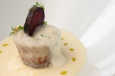 pancar ve tere beyaz bir kapta kremsos garnitür ile pike rulo, kopya alanı,