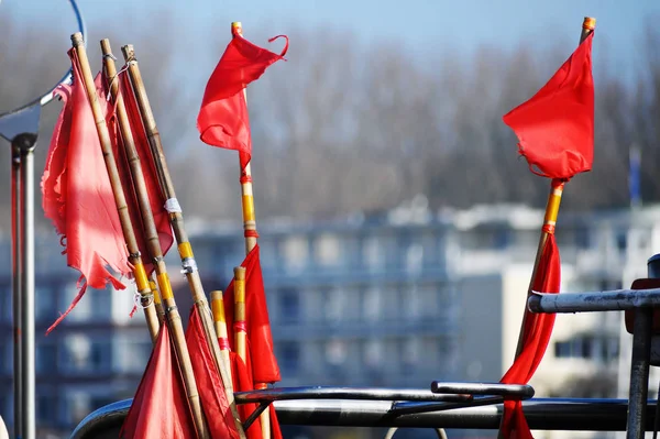 Bandeiras de marcadores de rede vermelha em um barco de pesca tradicional, espaço de cópia — Fotografia de Stock