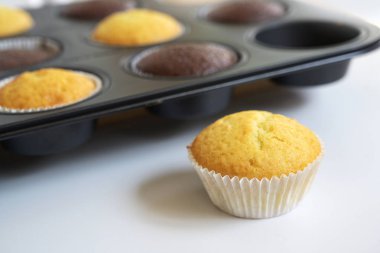 bir muffin teneke iki çeşit taze pişmiş cupcake kek, bir dışında ayakta