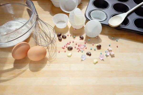 Ahşap bir mutfak tahtası üzerinde kek, alet ve malzemeyi pişirme, kopya alanı — Stok fotoğraf