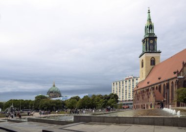 Berlin, Almanya - 24 Ağustos: St Mary Kilisesi (Marienkirche) çeşmeler ve berliner Dom arka planda, berlin mitte, Almanya'nın başkenti birçok turist için ünlü konumu ve seyahat hedef