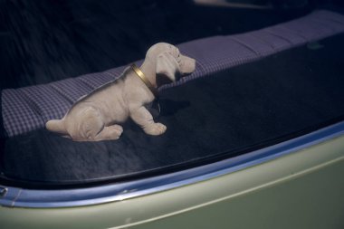 bobblehead dachshund, Alman wackeldackel, arabada parsel raf, 1970'lerde popüler bir aksesuar, kopya alanı