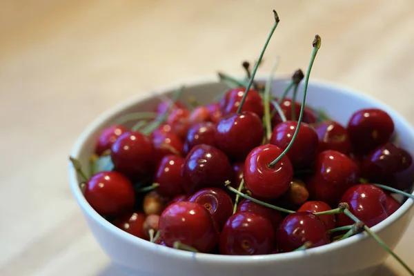 Cerejas orgânicas frescas do pomar em uma tigela, foco selecionado — Fotografia de Stock