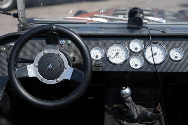 Ratzeburg, Almanya - 2 Haziran 2019: Lotus Super 7, direksiyon simidi ile iç, dashbord ve hafif siklet iki koltuklu açık spor otomobil aletleri, Ratzeburg oldtimer toplantısında klasik bir otomobil — Stok fotoğraf
